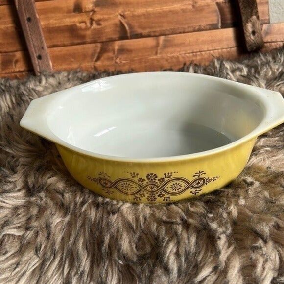 Oval Pyrex Bowl, yellow with gold scrolls 043 - Picture 1 of 6